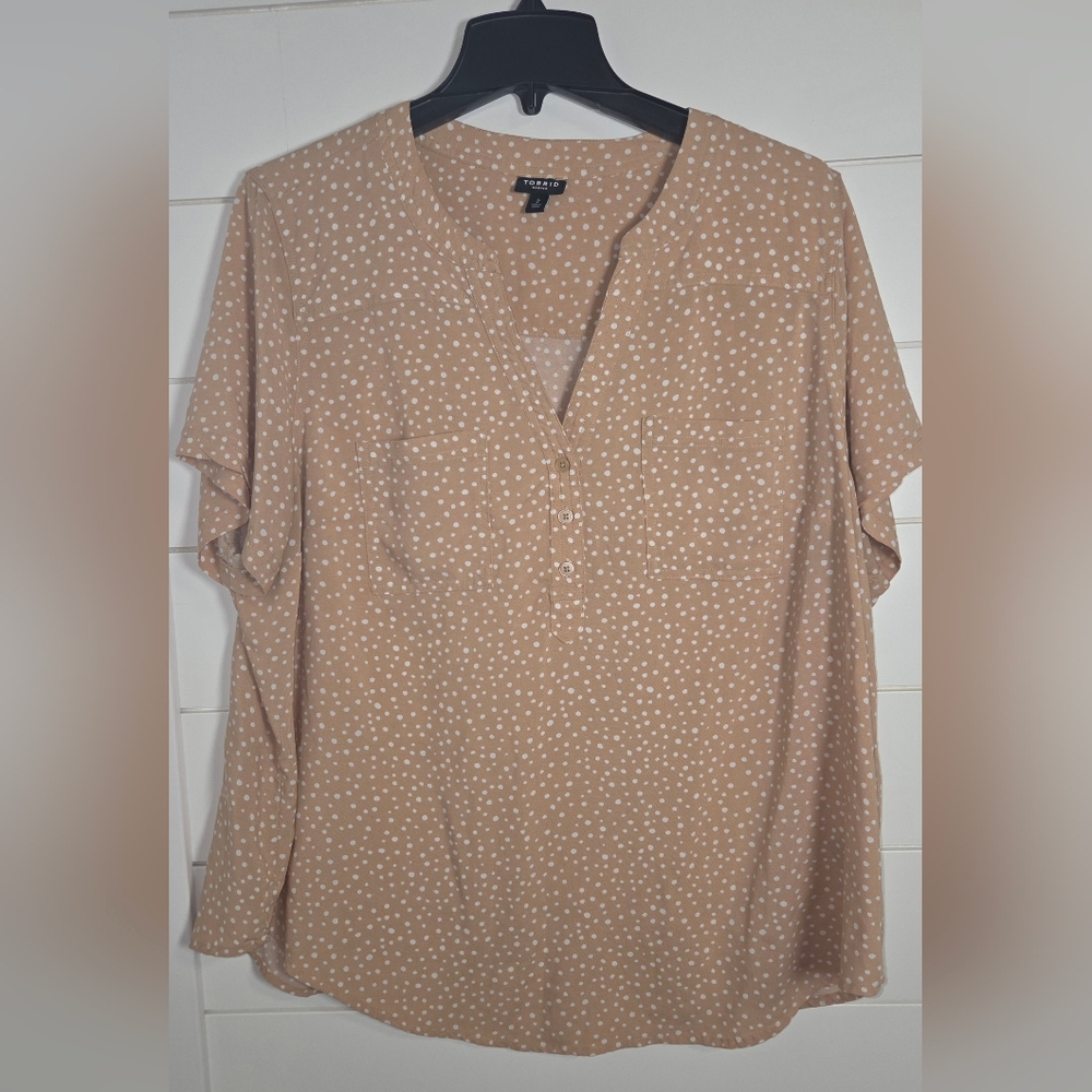 Torrid Harper Womens Tan/Beige Polka Dot V-neck Short Sleeve Shirt Size Torrid 2